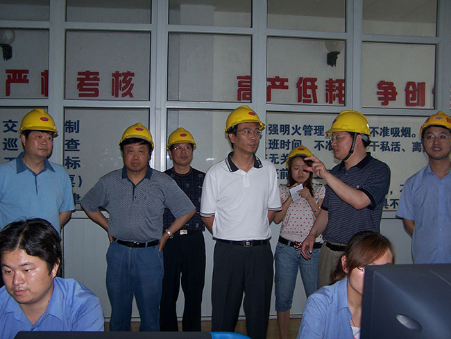 2007年6月21日，张家港市市长王翔到集团核心企业华昌化工合成主控室参观