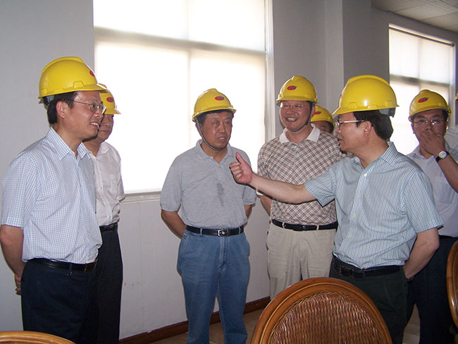2011年7月29日，苏州市副市长浦荣皋到集团核心企业华昌化工检查指导工作