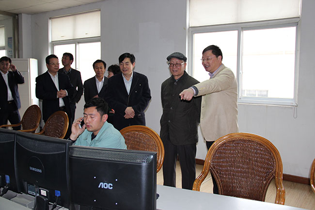 2013年4月20日，中国科学院朱兆良院士参观集团核心企业华昌化工调度室