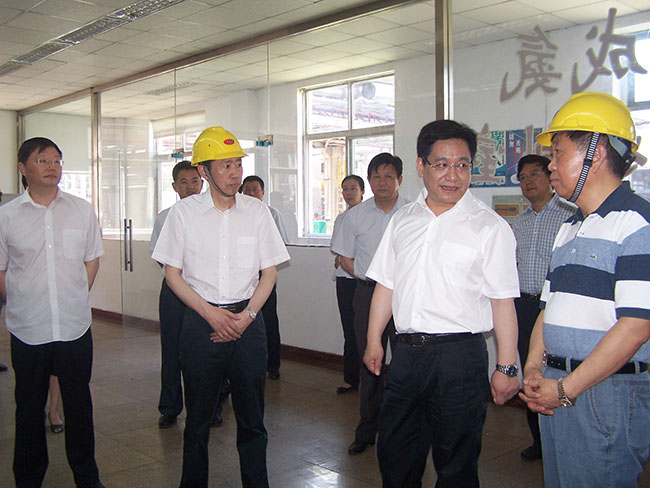 July 26, 2012, Zhangjiagang Party Secretary Xu Meijian braved the heat to chang condolences